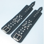 Чёрные кожаные оковы с клепками - БДСМ Арсенал - купить с доставкой в Рязани