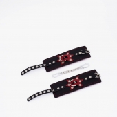 Черные кожаные наручники с красным декором и строчкой - Crazy Handmade - купить с доставкой в Рязани