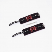 Черные кожаные наручники с красным декором и строчкой - Crazy Handmade - купить с доставкой в Рязани