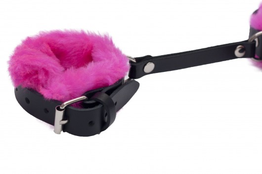 Черные базовые наручники из кожи с розовой опушкой - Лунный свет - купить с доставкой в Рязани