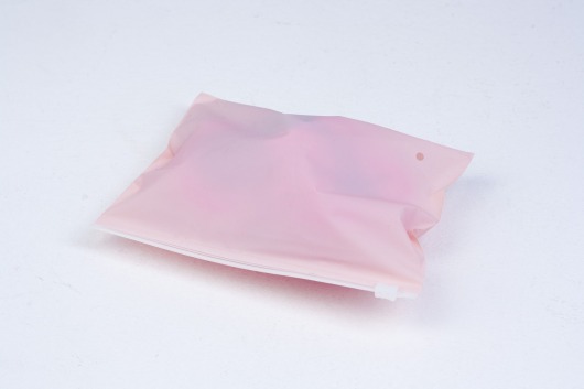 Черные базовые наручники из кожи с розовой опушкой - Лунный свет - купить с доставкой в Рязани